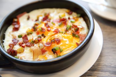 sahanda yumurta malzeme sıcak tava ile