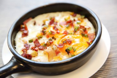 sahanda yumurta malzeme sıcak tava ile