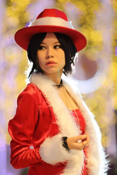 Güzel Asyalı kadın Noel Noel Baba'ya portresi — Stok fotoğraf