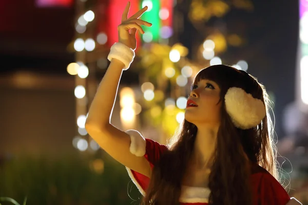 Retrato de bela asiática santa feminina no Natal — Fotografia de Stock