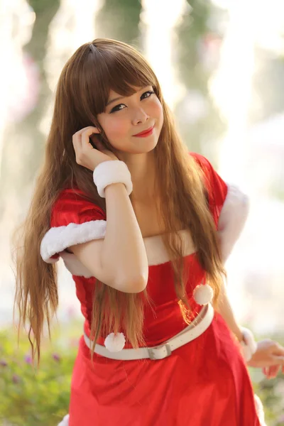 Portrait de belle asiatique femme Père Noël à Noël — Photo