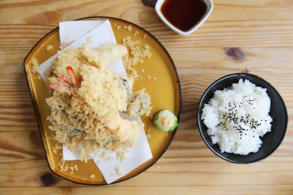 Tempura comida japonesa em fundo de madeira — Fotografia de Stock