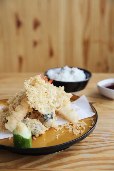 Tempura comida japonesa sobre fondo de madera —  Fotos de Stock