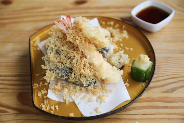 Tempura comida japonesa em fundo de madeira — Fotografia de Stock