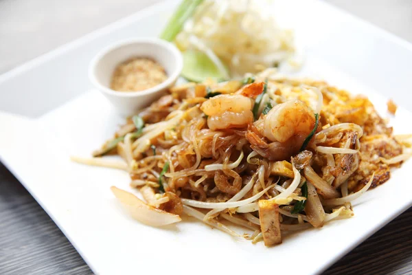 Thais eten padthai gebakken noedels met garnalen — Stockfoto