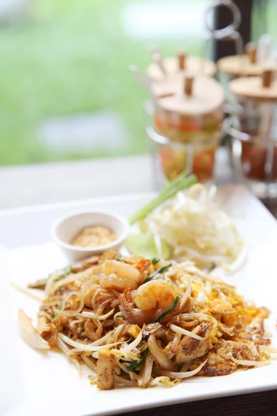 Thais eten padthai gebakken noedels met garnalen — Stockfoto