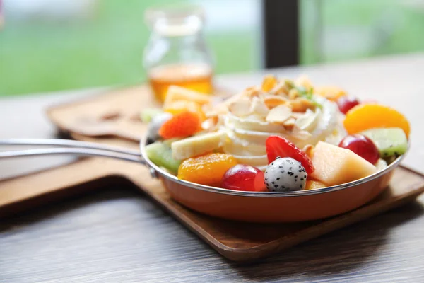 Crape-Kuchen mit Früchten — Stockfoto