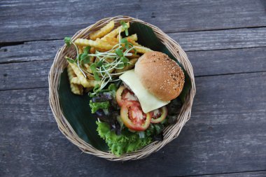 Ahşap arka planda sığır burger