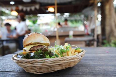 Ahşap arka planda sığır burger