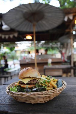 Ahşap arka planda sığır burger