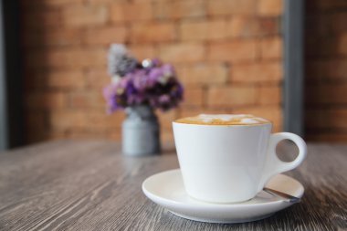 ahşap zemin üzerinde kahve