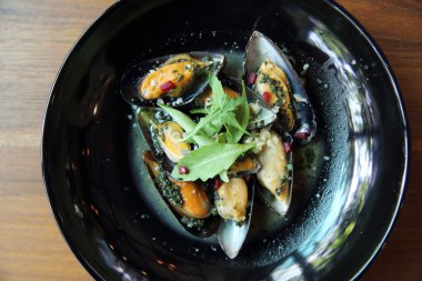 beyaz şarap ile midye