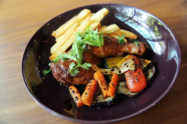 Pollo a la parrilla con patatas —  Fotos de Stock