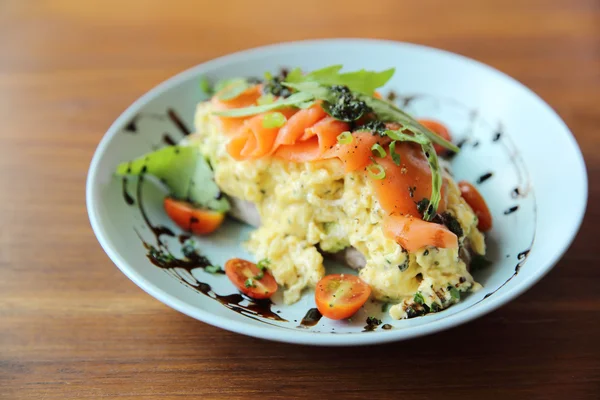 Roerei met gerookte zalm en avocado — Stockfoto