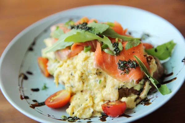 Somon füme ve avokado ile pişmiş yumurta — Stok fotoğraf