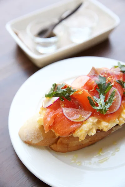 Scrambled eggs with smoked salmon and whole wheat toast