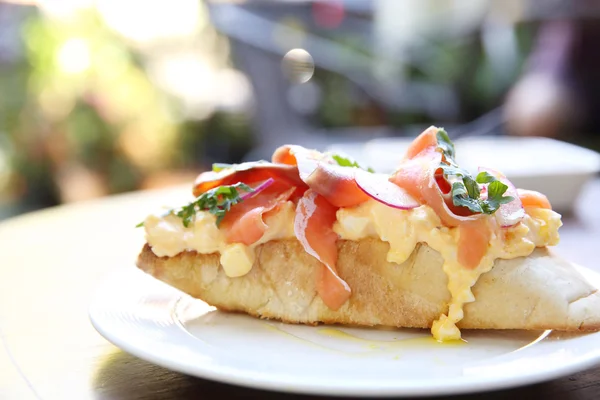 Huevos revueltos con salmón ahumado y tostadas integrales — Foto de Stock