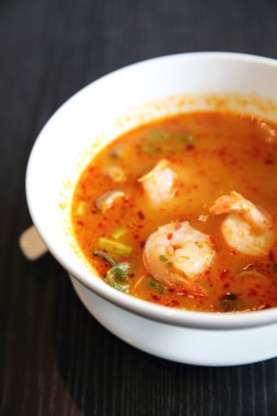 Tom Yum çorbası Tay geleneksel baharatlı karides çorbası 