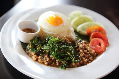 Pirinç karıştırın kızarmış domuz eti ve fesleğen ile