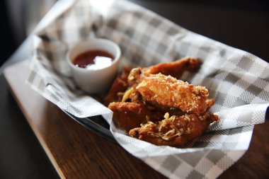 Ahşap arka planda kızarmış tavuk.