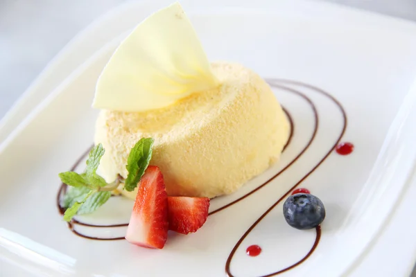 Bolo de queijo com frutas — Fotografia de Stock