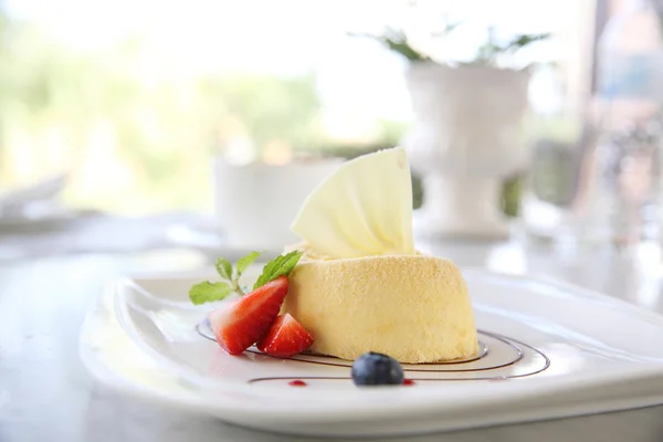 Cheese cake with fruits — Stock Photo, Image