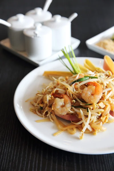 Nourriture thaïlandaise padthai nouilles frites aux crevettes — Photo