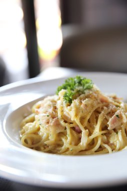 Pastırma ve peynirli spagetti.