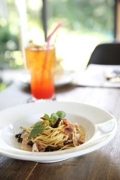 Spaghetti with dried chilli and bacon — Stock Photo, Image