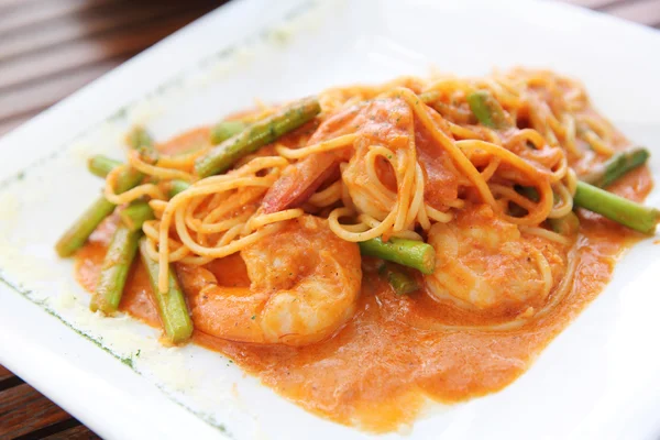 Espaguete com camarão de perto — Fotografia de Stock