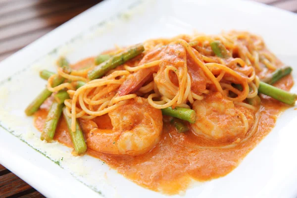 Spaghetti med räkor i närbild — Stockfoto