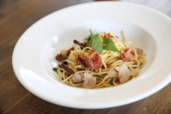 Spaghetti with dried chilli and bacon — Stock Photo, Image