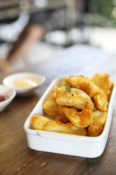 Pommes de terre frites sur fond de bois — Photo