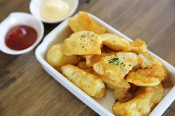 Patate fritte su fondo legno — Foto Stock