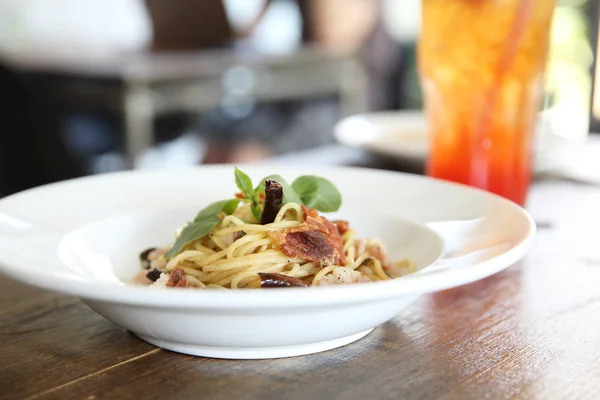 Spaghetti with dried chilli and bacon — Stock Photo, Image