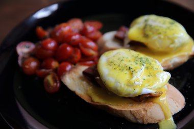 yumurta benedict ahşap arka plan üzerinde kapat