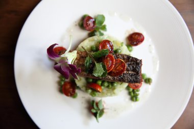 Patates ve sebze ızgara somon 