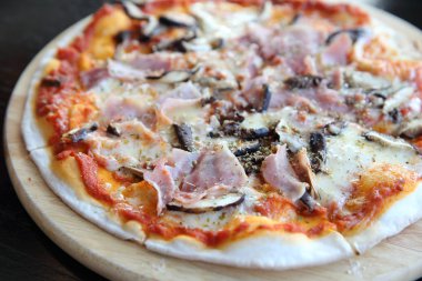 Pizza jambon ve mantar