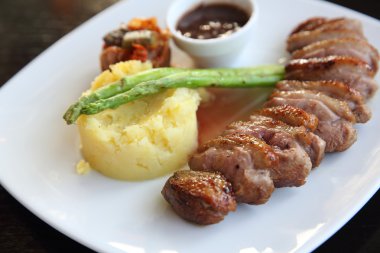 İştah açıcı Baked ördek confit patates ve soğan ile