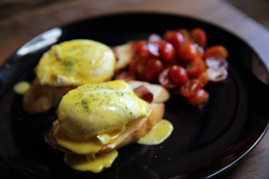 yumurta benedict ahşap arka plan üzerinde kapat