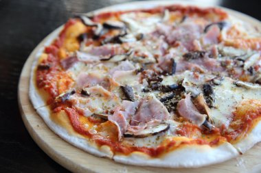 Pizza jambon ve mantar