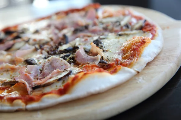 Pizza ham en mushroom — Stockfoto