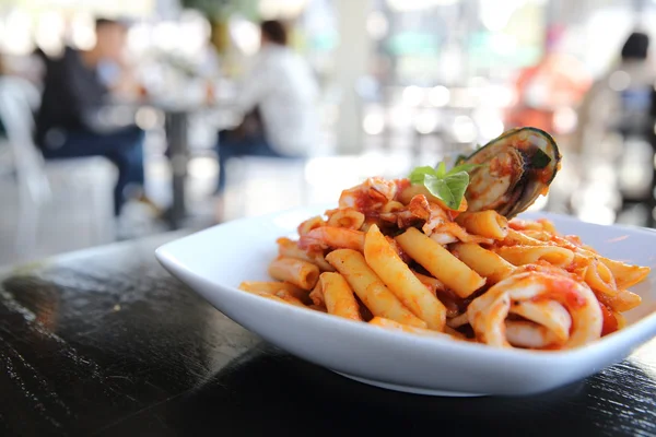 Espaguetis Penne con mariscos —  Fotos de Stock