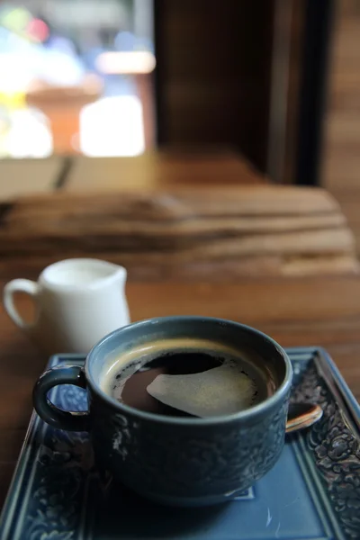 Americano kaffe i trä bakgrund — Stockfoto