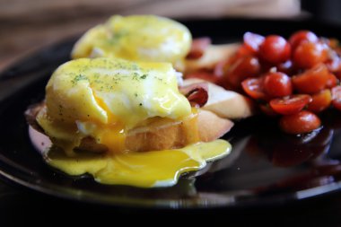 yumurta benedict ahşap arka plan üzerinde kapat