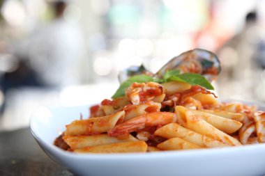 Deniz ürünleri ile makarna penne