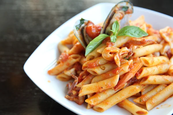 Espaguetis Penne con mariscos —  Fotos de Stock