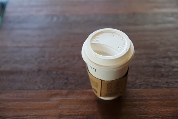 Tasse de café sur fond de bois — Photo