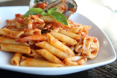 Deniz ürünleri ile makarna penne