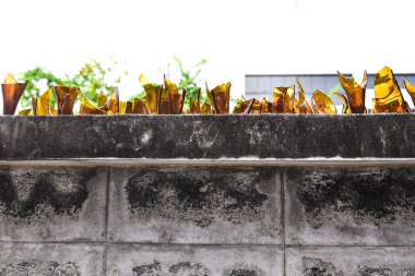 Kırık cam tuğla duvar